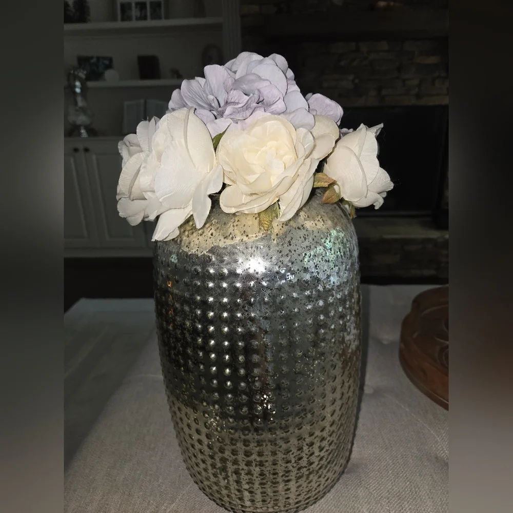 Inspire Me Home Decor Elegant Gold Hammered Vase with White and Purple Flowers